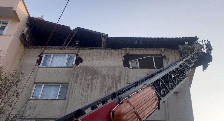 GÜNCELLEME-Şişli'de binanın çatısında çökme meydana geldi