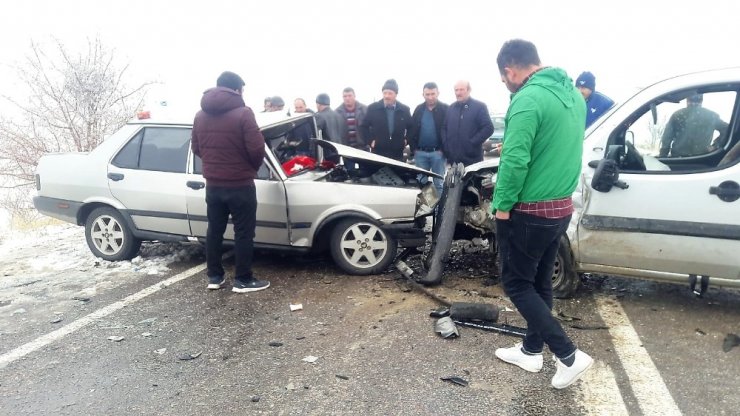 Otomobiller kafa kafaya çarpıştı: 2 yaralı