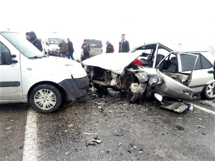Otomobiller kafa kafaya çarpıştı: 2 yaralı