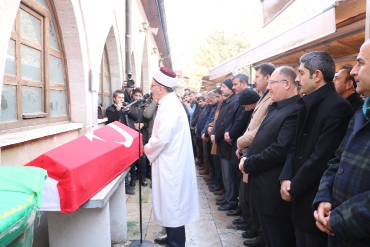 13. katlı binanın terasından düşerek ölen genç hakim toprağa verildi