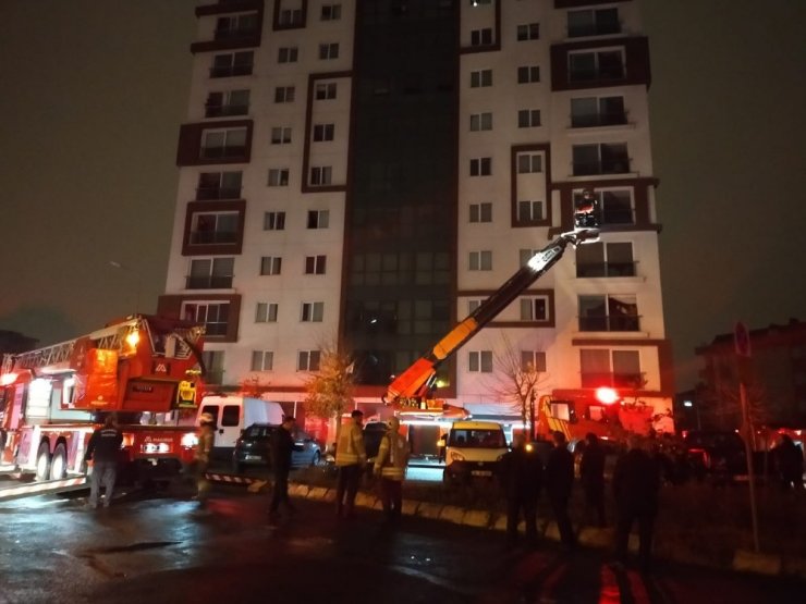 Ümraniye’de 12 katlı binanın trafosunda çıkan yangın paniğe neden oldu