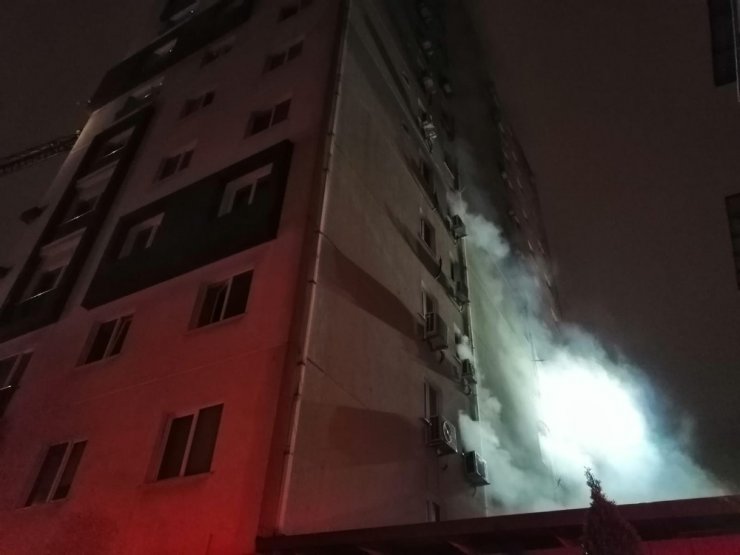 Ümraniye’de 12 katlı binanın trafosunda çıkan yangın paniğe neden oldu