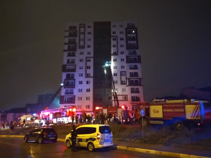 Ümraniye’de 12 katlı binanın trafosunda çıkan yangın paniğe neden oldu