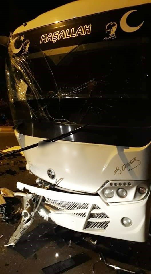 Otel personelini taşıyan servis aracı otomobille çarpıştı: 1 yaralı