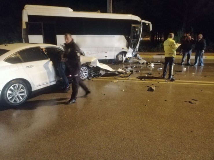 Otel personelini taşıyan servis aracı otomobille çarpıştı: 1 yaralı