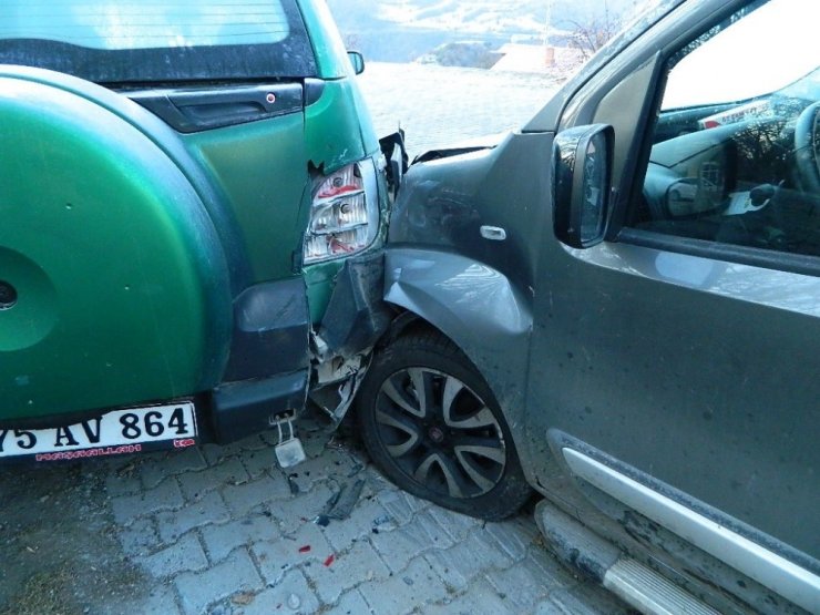 Köpeğe çarpmamak için park halindeki araca çarptı