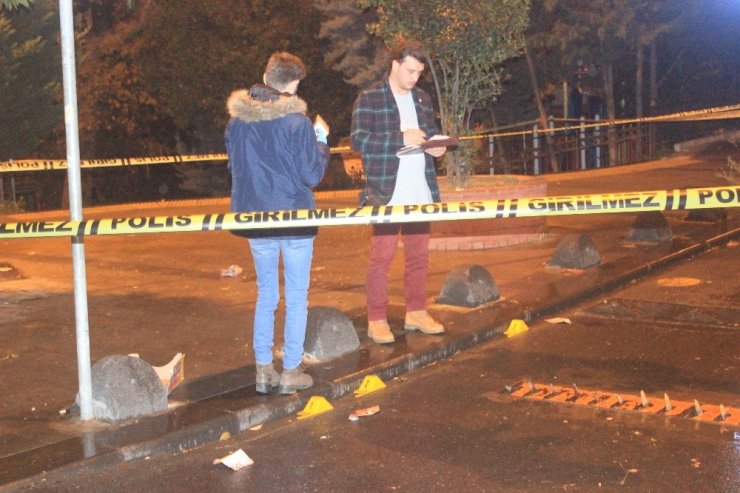 Beyoğlu’nda motosikletli şahıslar parkta sohbet eden gruba ateş açtı: 2 yaralı