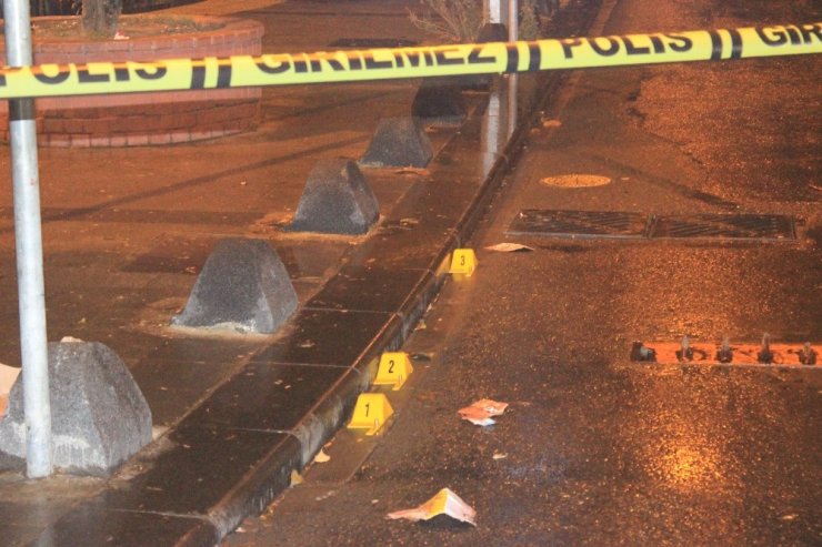 Beyoğlu’nda motosikletli şahıslar parkta sohbet eden gruba ateş açtı: 2 yaralı