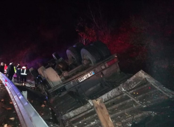 Pancar yüklü kamyon devrildi: 1 yaralı