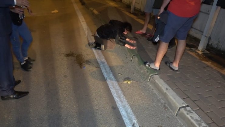Önce tokat, sonra seyir halindeki otomobilden attı