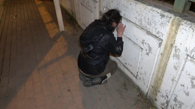 Önce tokat, sonra seyir halindeki otomobilden attı