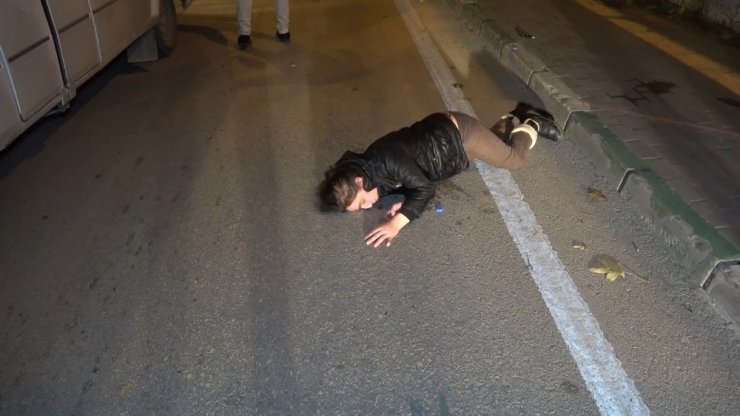 Önce tokat, sonra seyir halindeki otomobilden attı