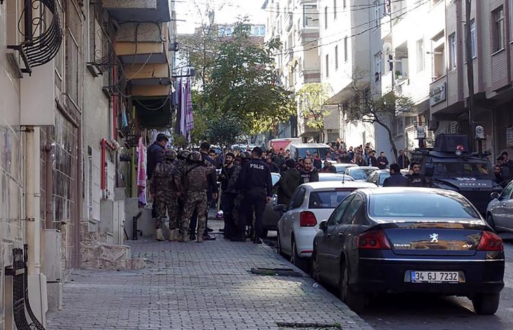 Gaziosmanpaşa'da polis baskınında annesini yaralayan cezaevi firarisinin kaçması