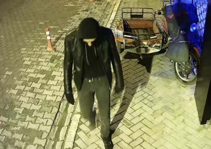 Camı kırıp iş yerini soyan şüpheliler, yüzlerini sakladı, yakalanmaktan kurtulamadı