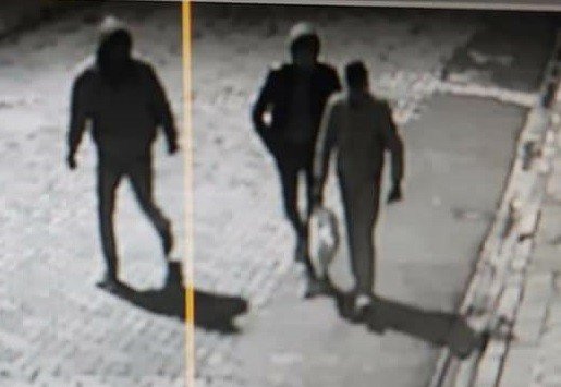 Camı kırıp iş yerini soyan şüpheliler, yüzlerini sakladı, yakalanmaktan kurtulamadı