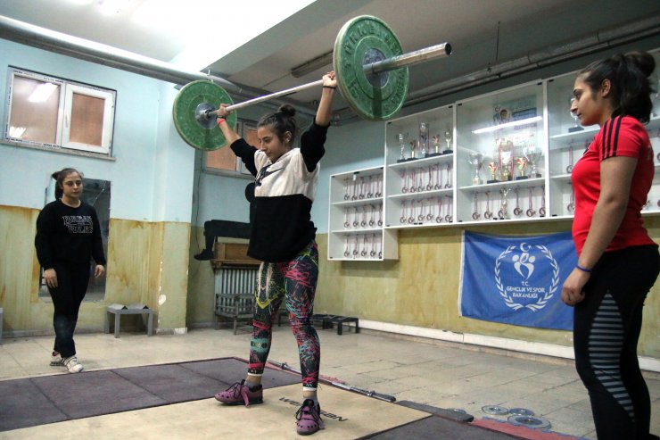 Halterci üç kız kardeşin gözü dünya şampiyonluğunda