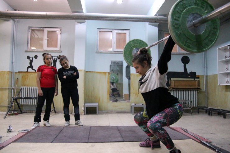 Halterci üç kız kardeşin gözü dünya şampiyonluğunda