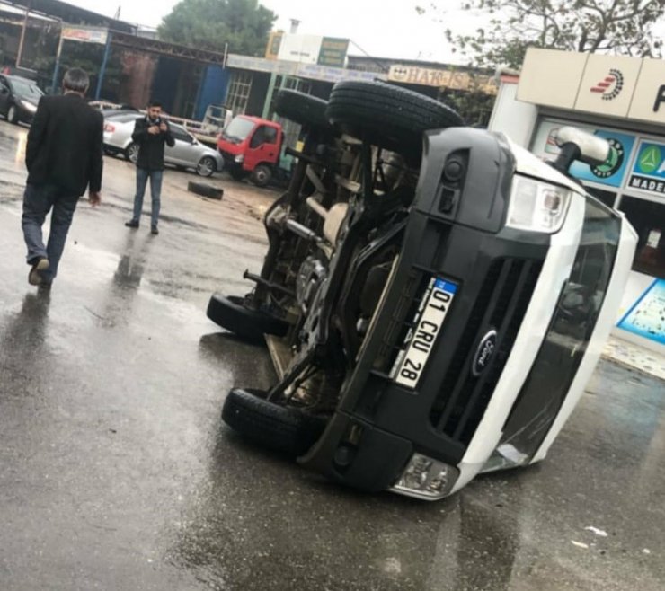 Ara yoldan kontrolsüz çıkan pikap, minibüsü devirdi