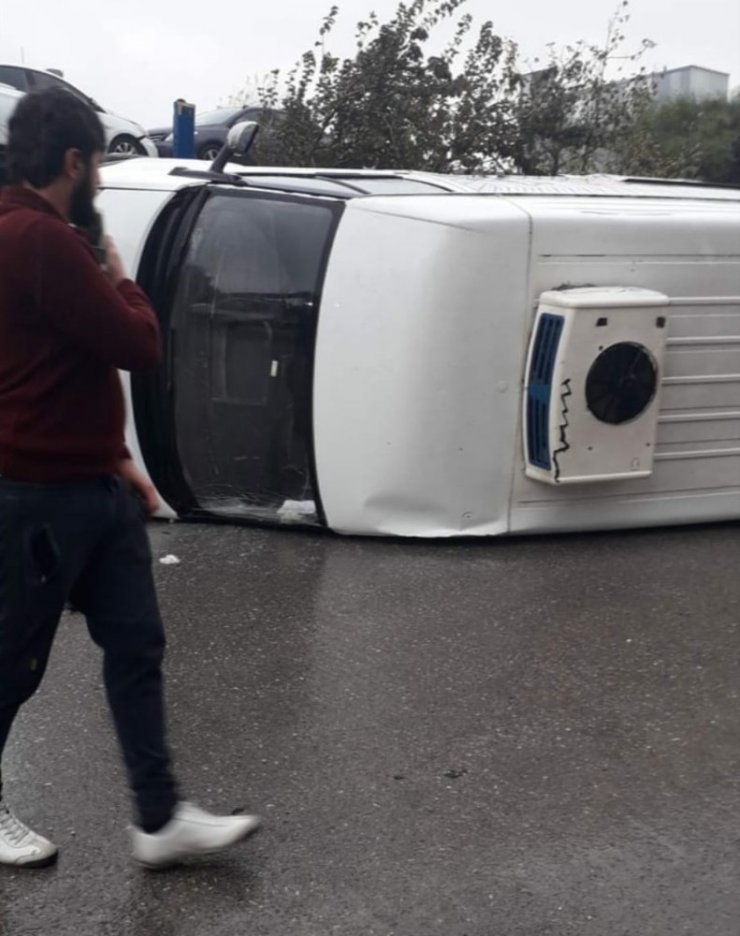 Ara yoldan kontrolsüz çıkan pikap, minibüsü devirdi