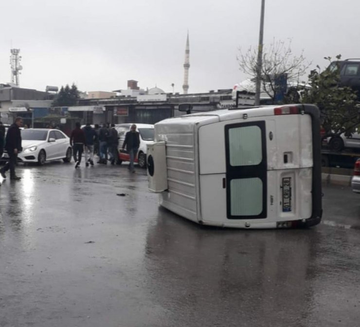 Ara yoldan kontrolsüz çıkan pikap, minibüsü devirdi