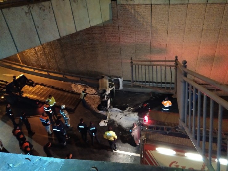 Zeytinburnu’nda otomobil bariyerleri parçalayıp alt geçide uçtu: 1 yaralı