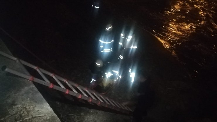 Dereye düşen kadın ekiplerce kurtarıldı
