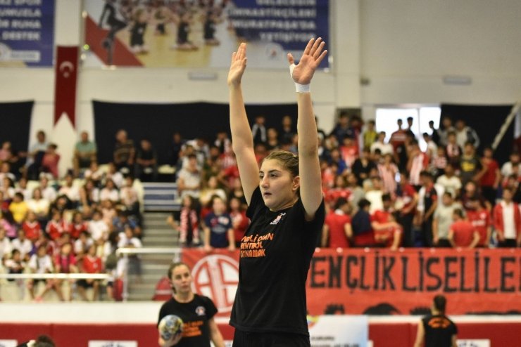 Kadın Hentbol takımında gençlik başarısı