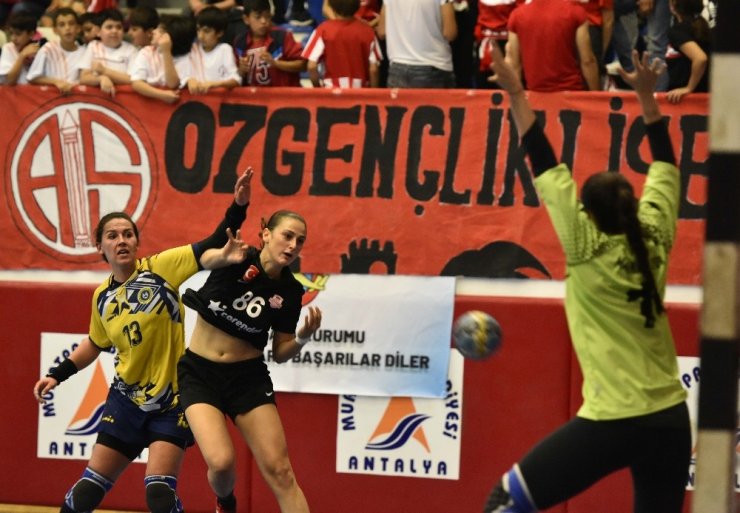 Kadın Hentbol takımında gençlik başarısı