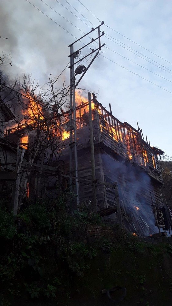 5 kişilik aile, kış vakti çıkan yangında evlerini kaybetti