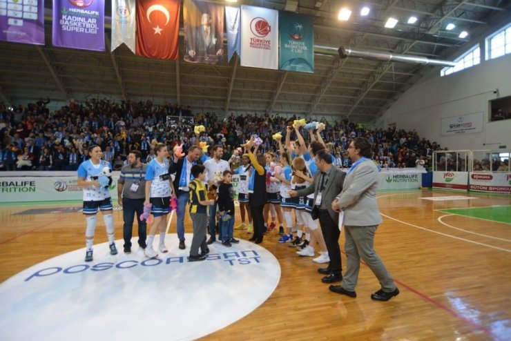 Kadınlar Basketbol Süper Ligi maçında sahaya binlerce oyuncak atıldı