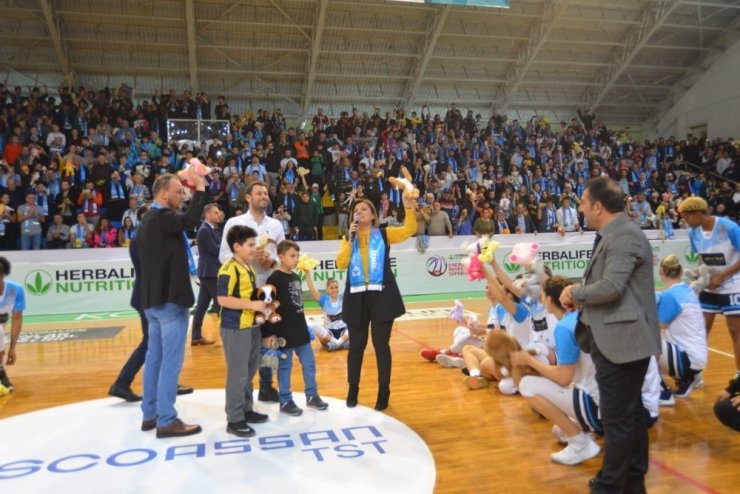 Kadınlar Basketbol Süper Ligi maçında sahaya binlerce oyuncak atıldı