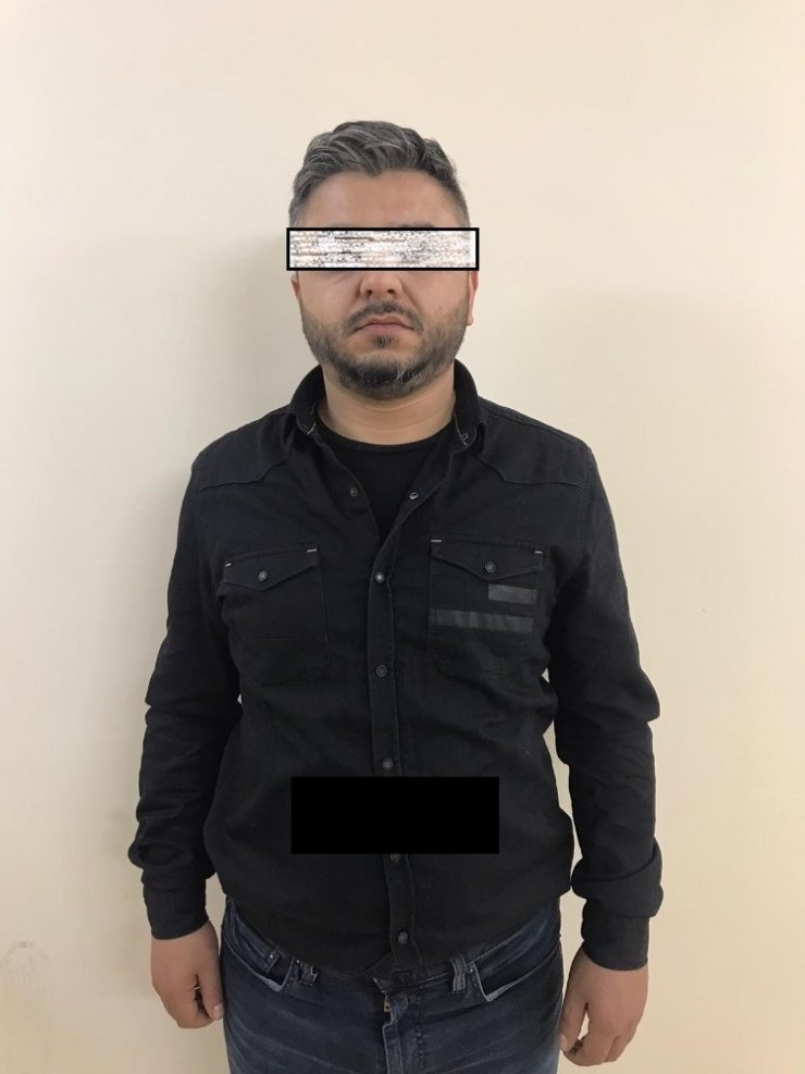 Sahte belgelerle dolandırdıkları firmaların mallarını satarken yakalandılar
