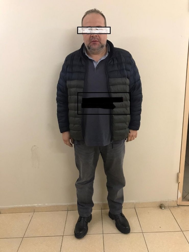 Sahte belgelerle dolandırdıkları firmaların mallarını satarken yakalandılar