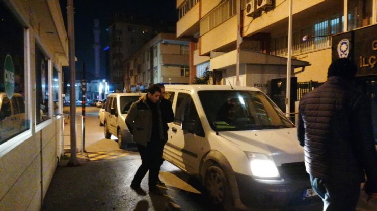 Sahte belgelerle dolandırdıkları firmaların mallarını satarken yakalandılar