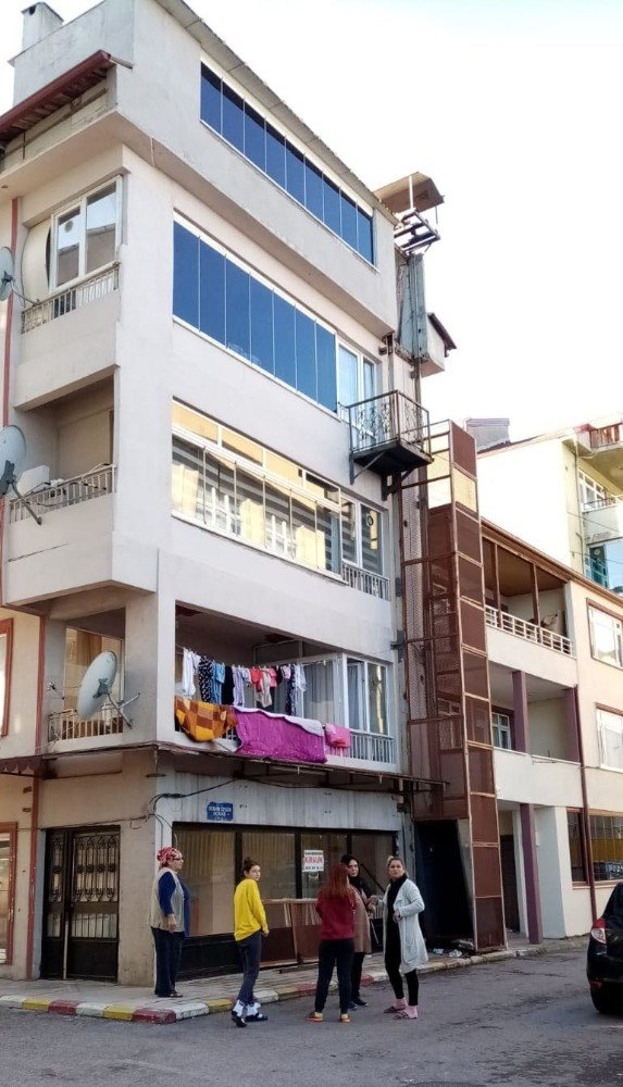 Kaçak asansörü tamir ederken ölümden döndü