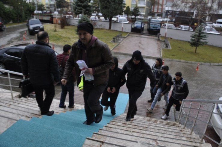 Sosyal medya üzerinden uyuşturucu satan kardeşler tutuklandı