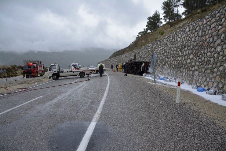 Tüp yüklü kamyonet devrildi: 1 ölü, 1 yaralı