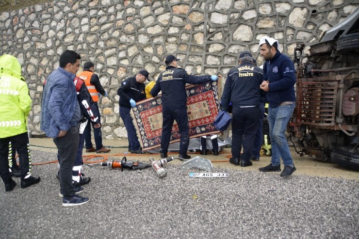 Tüp yüklü kamyonet devrildi: 1 ölü, 1 yaralı