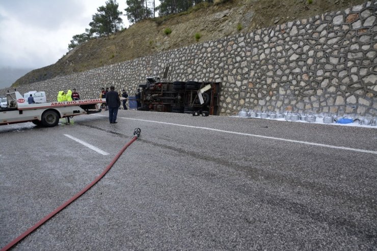 Tüp yüklü kamyonet devrildi: 1 ölü, 1 yaralı