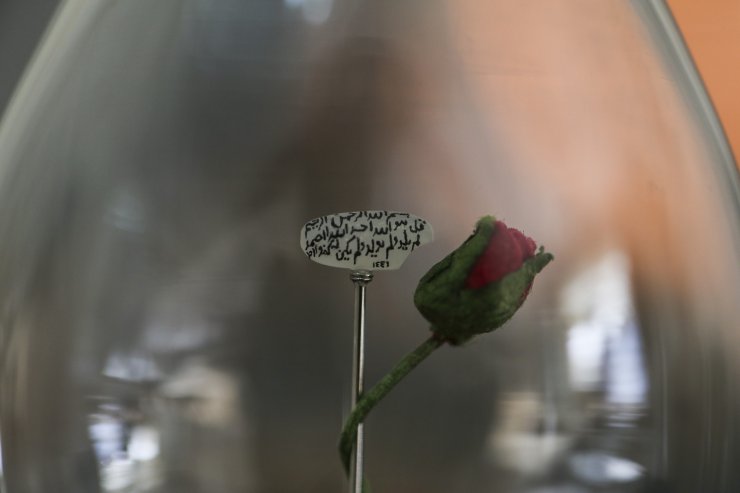 Pirinç tanesine İhlas suresini yazdı