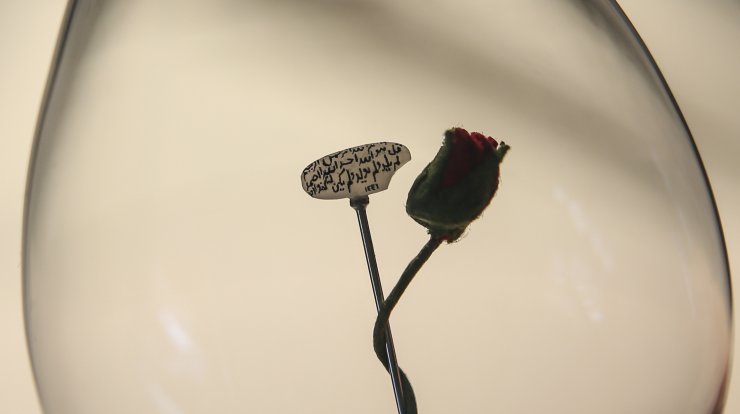 Pirinç tanesine İhlas suresini yazdı