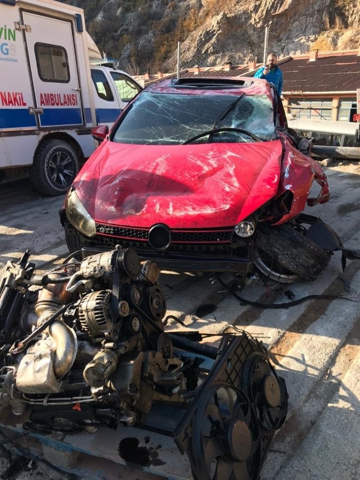 Artvin’de meydana gelen trafik kazasında 1 kişi öldü 2 kişi yaralandı