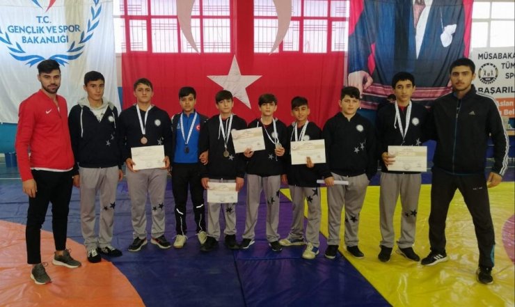 Siirtli güreşçiler minderden madalyayla döndü