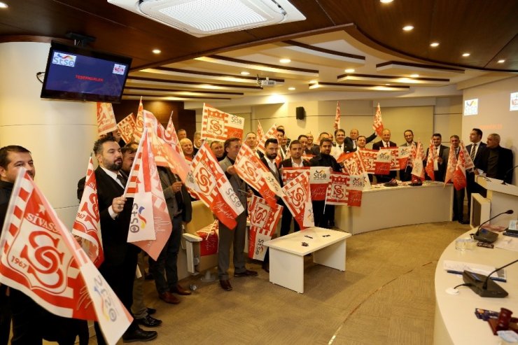 Fenerbahçe maçı öncesi 5 bin 858 adet Sivasspor bayrağı dağıtacak