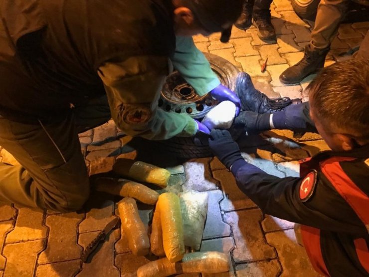 Stepne lastiği içerisine gizlenen uyuşturucu Şila’ya takıldı