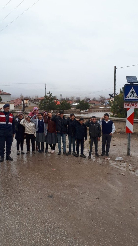 Şuhut’ta trafik ışık levhaları değiştirildi