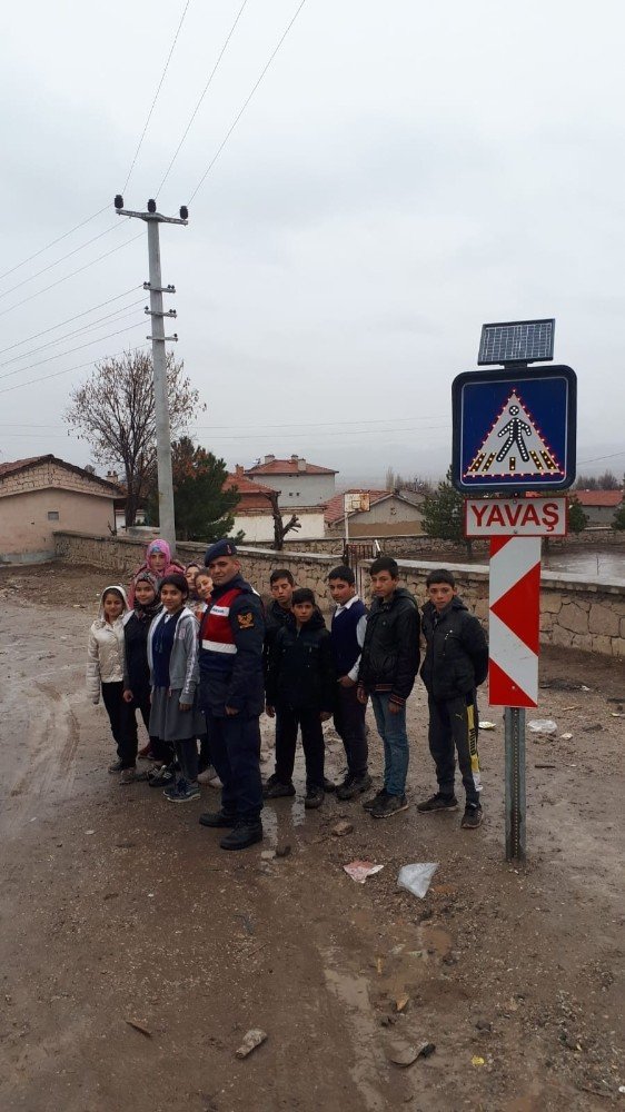 Şuhut’ta trafik ışık levhaları değiştirildi