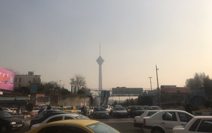 Tahran'da hava kirliliği nedeniyle yarın okullar tatil edildi