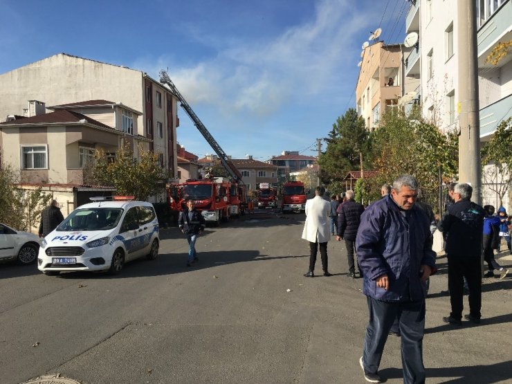 Apartmanın çatısında çıkan yangın korkuttu