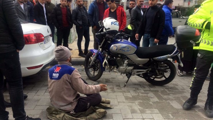 Trafik cezası yedi, yolda oturma eylemi yaptı